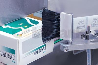 этикетировочное оборудование для нанесения этикетки на противоположные углы картонных коробок для медикаментов
